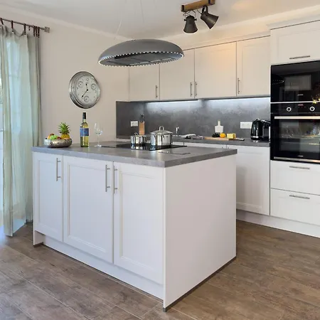 Hus Oevern Diek بيت للعطل *